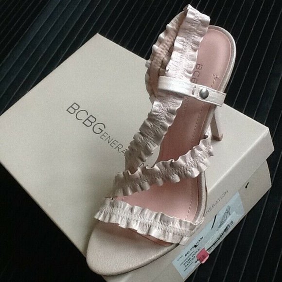 new Sz 9 BCBG Generation PELHAM Ruffled Leather Sandals - Picture 8 of 9